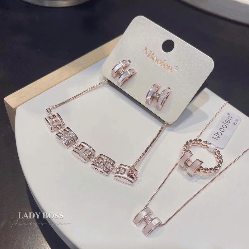 Set Trang Sức Chữ H Đính Xà Cừ Sang Trọng Cho Nữ Chất Liệu Đồng Trắng Cao Cấp Bền Màu Lành Tính. Set Phụ Kiện Nhẫn, Dây Chuyền, Lắc Tay Và Bông Tai Chữ H Lady Boss Accessories