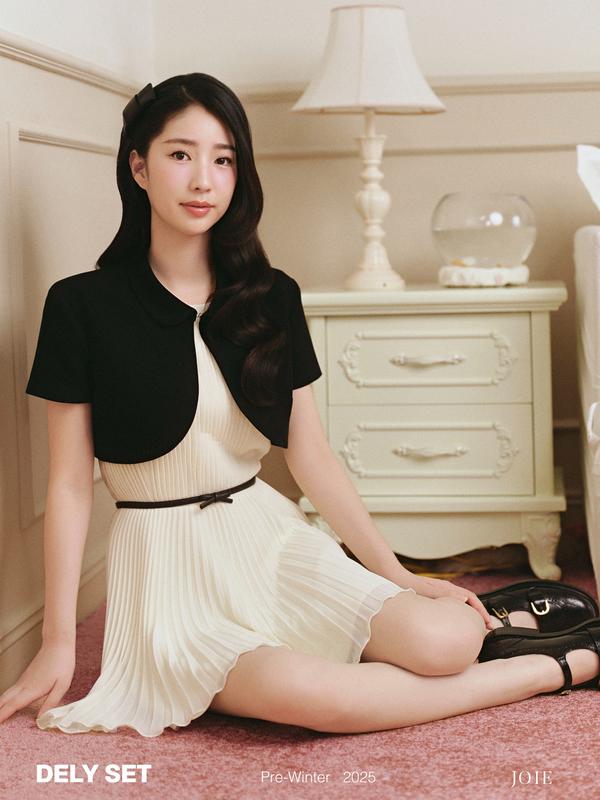  JOIE DES ROSES - Set váy liền sát nách xếp li cổ tròn kèm áo khoác ngắn và dai nơ da DELY SET 