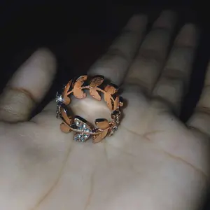 Syal & Scarf Terbaru dengan Gesper Mutiara – Aksesoris Wanita Elegan untuk Sabuk dan Dasi
