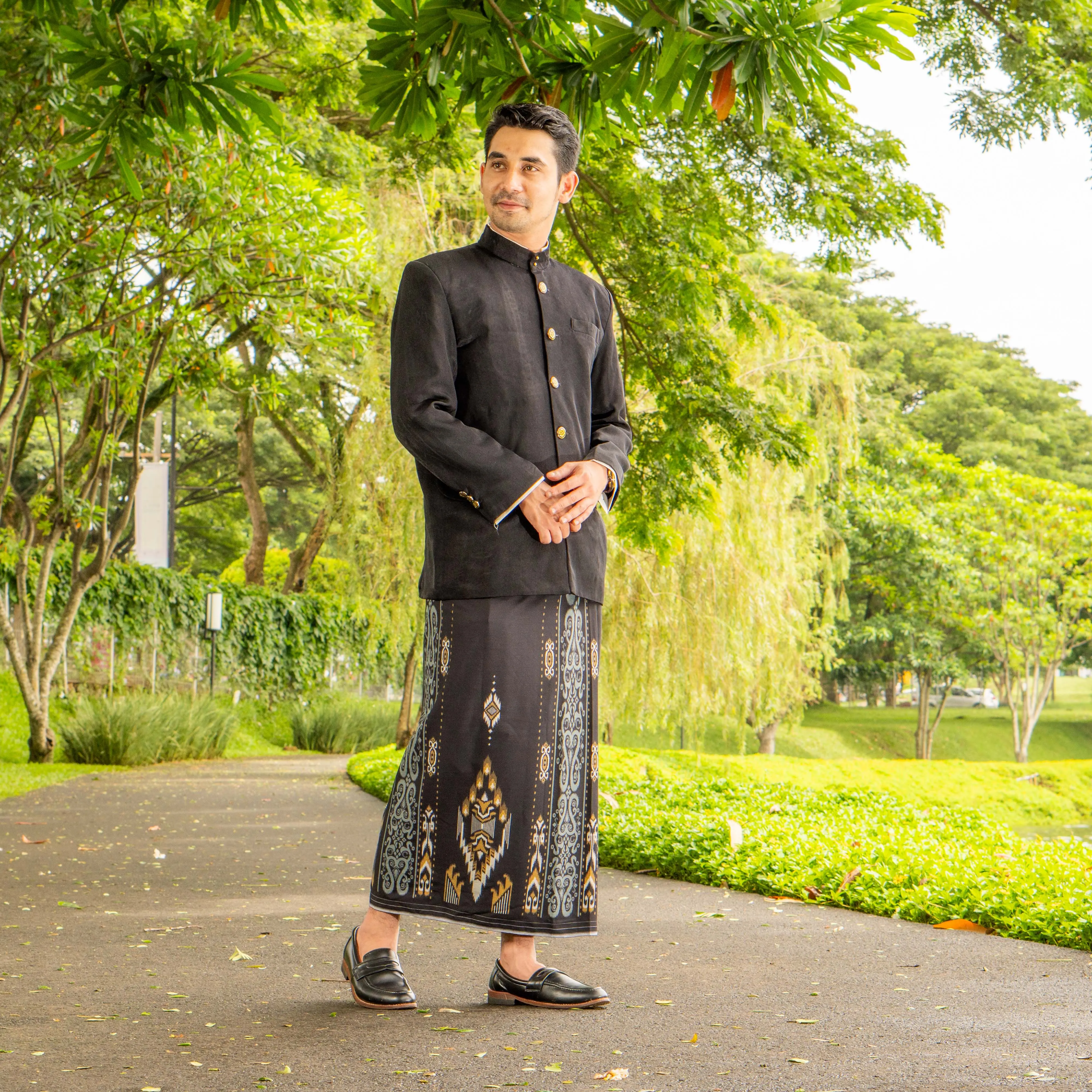 Sarung Sapphire SPK Hitam - Kain Tenun Motif Kembang Dewasa