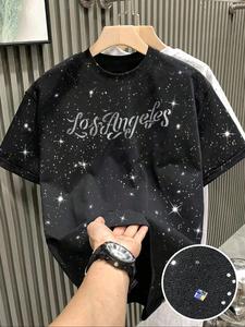 Nueva camiseta de hombre de manga corta, moda con cielo estrellado reflectante, diseño con estampado de letras, brillante como estrellas, casual indispensable