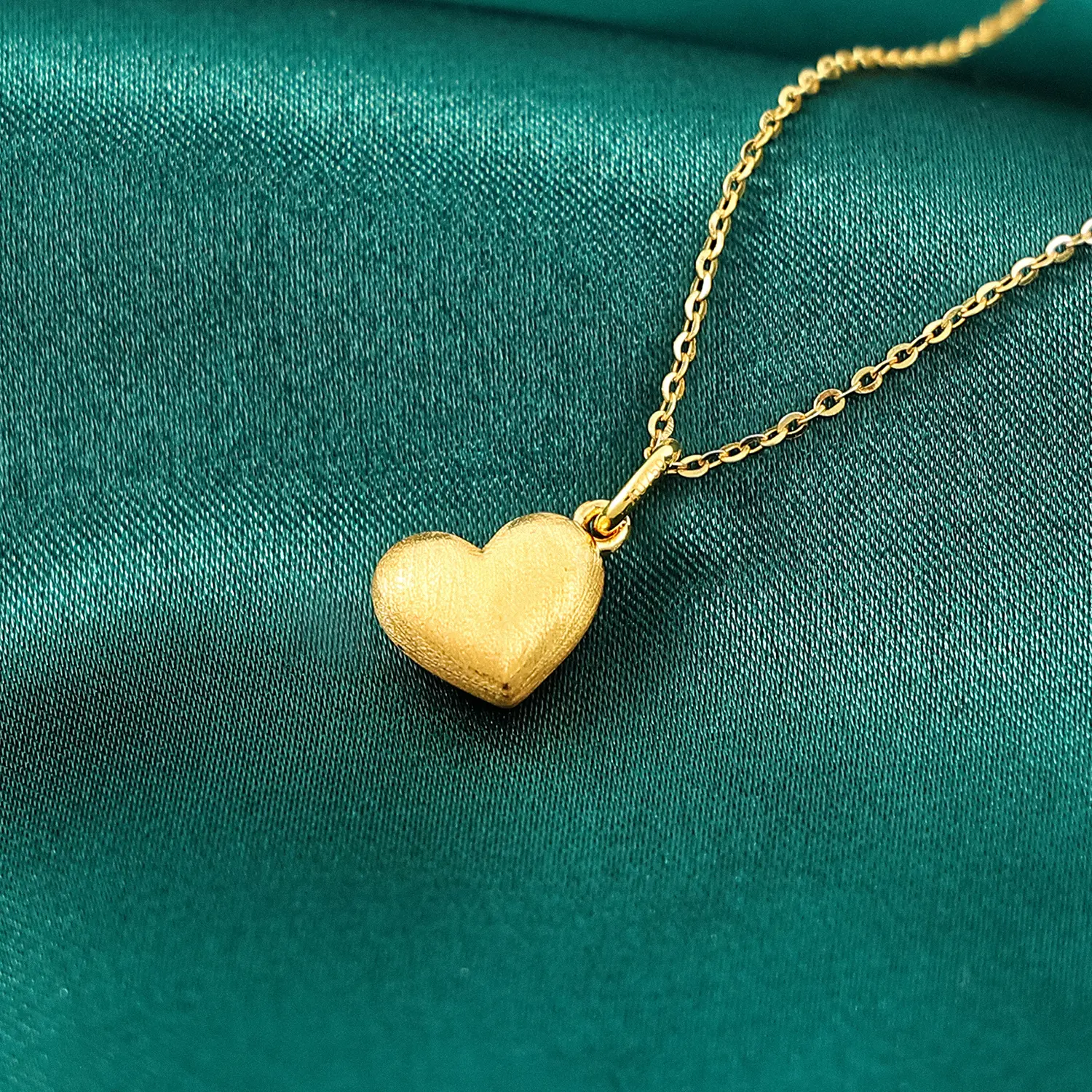Cloud Jewelry Simple Delicate 18K Gold Heart Pendant - Perfect for Any Occasion