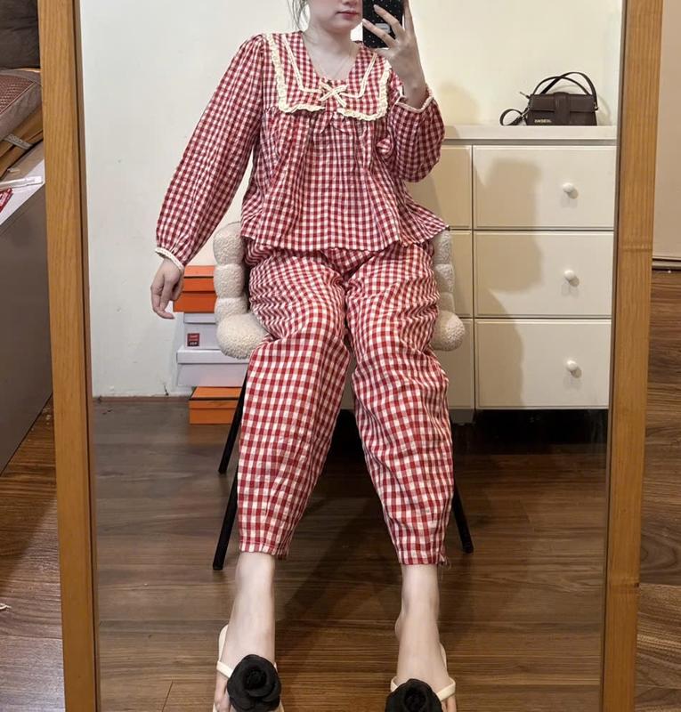  Bộ đồ ngủ mặc nhà nữ Hh áo dài tay bồng rộng cổ vuông tầng phối viền ren bản to chính giữa đính nơ dáng áo to rộng quần dáng ngắn Rộng hoạ tiết kẻ caro to chất đũi mềm êm mát lạnh 