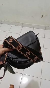 Product Review of Akaci store | ZURAA Tas selempang wanita Terbaru 09-8233 Bahan Sintetis  kuliah kerja kantor ibu Polos Kulit PU kuliah kerja pesta from A**👀 3