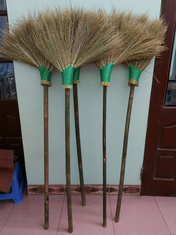 Chổi rơm quét nhà cán dài, Chổi lúa, chổi rơm loại tốt; Chổi - TikTok ...