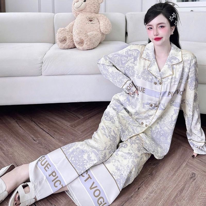  Đồ bộ pijama lụa latin cổ vest  in hoạ tiết hoa rừng màu tím vàng kem  sang trọng có bigsize 60 đến 90kg 