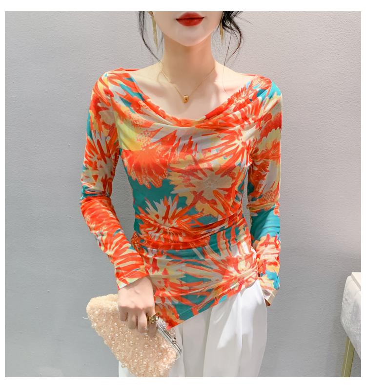 Product Introduction of DL 2025 Early Autumn Long Sleeve Printed T-shirt New Slim Fit Style Regular Pullover V-neck Top Europe and America 16