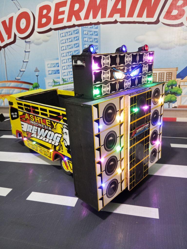 AF MINIATUR _miniatur Truk Horeg dengan Sound System Bahan Triplek Ukuran 25x27x7cm Bisa Bunyi & Bisa Di Cas Speaker 2 Inch Isi 2pcs Sudah Pake Bluetooth