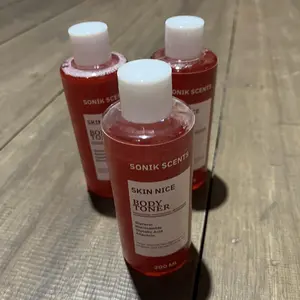 SONIK SCENTS SKIN NICE BODY TONER MERAH 200 ML Glycerin, Niacinamide, Glycolic Acid, allantoin