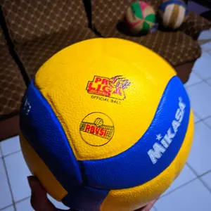 MIKASA Bola Voli Empuk Pres Spons V300W - Latihan Gratis Pentil Jaring Ball Outdoor Volley