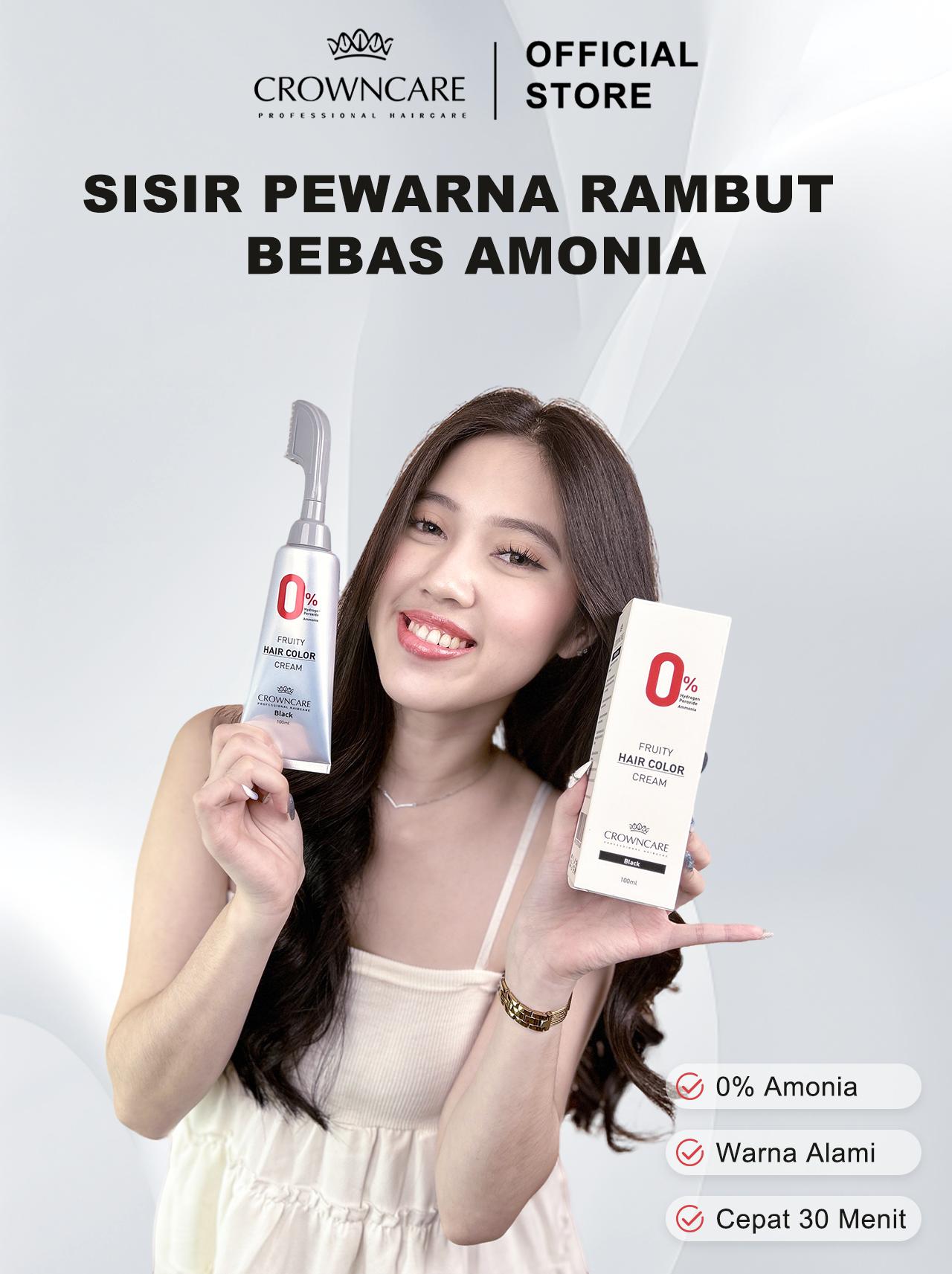 Model Wanita Pegang Produk