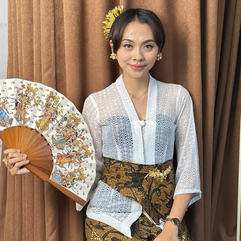 Kebaya Motif Brokat Siap Pakai - Simple dan Elegan - Cantik, Aksesoris