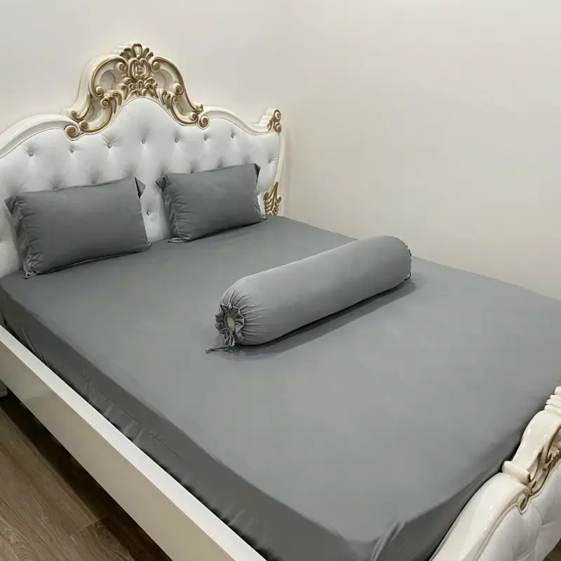 Bộ ga thun lạnh 4 món xám chì và xám đậm bao gồm: 1 ga bo chun, 2 vỏ gối nằm, 1 vỏ gối ôm 1
