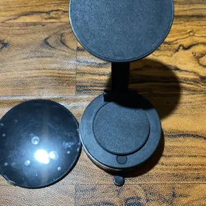 Dudukan ponsel magnet kuat yang dipasang di mobil. Dudukan navigasi multifungsi yang praktis dan dapat dilipat.