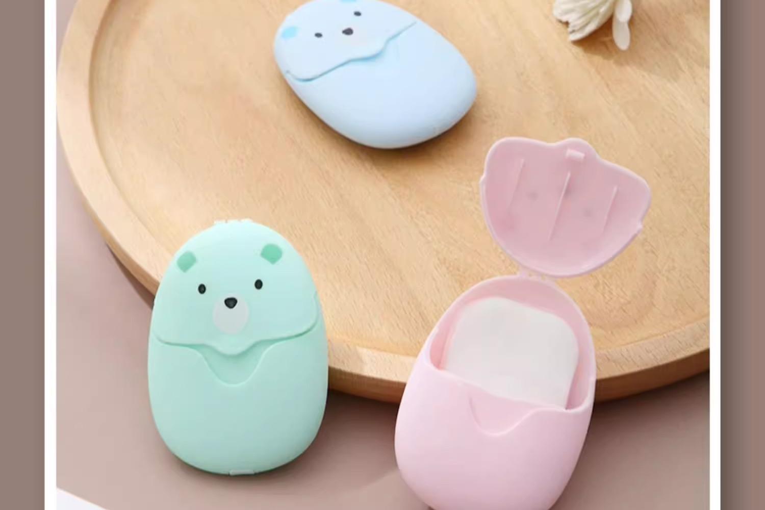 Sabun Lembaran Berukuran Kecil dan Portabel Bentuk Beruang Lucu Praktis untuk Membersihkan Rumah Menghasilkan Busa Lembut dan Mudah Dibilas Cocok untuk Berbagai Kebutuhan Sehari-hari