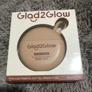 Glad2Glow Skin Tint Flawless Blurrin- Foundation Ringan Mengandung Squalane Melembabkan Skin Barrier Coverage Medium Buildable Menyamarkan Pori Pori Hasil Akhir Natural Soft Matte Oil Control Tahan Lama Seharian