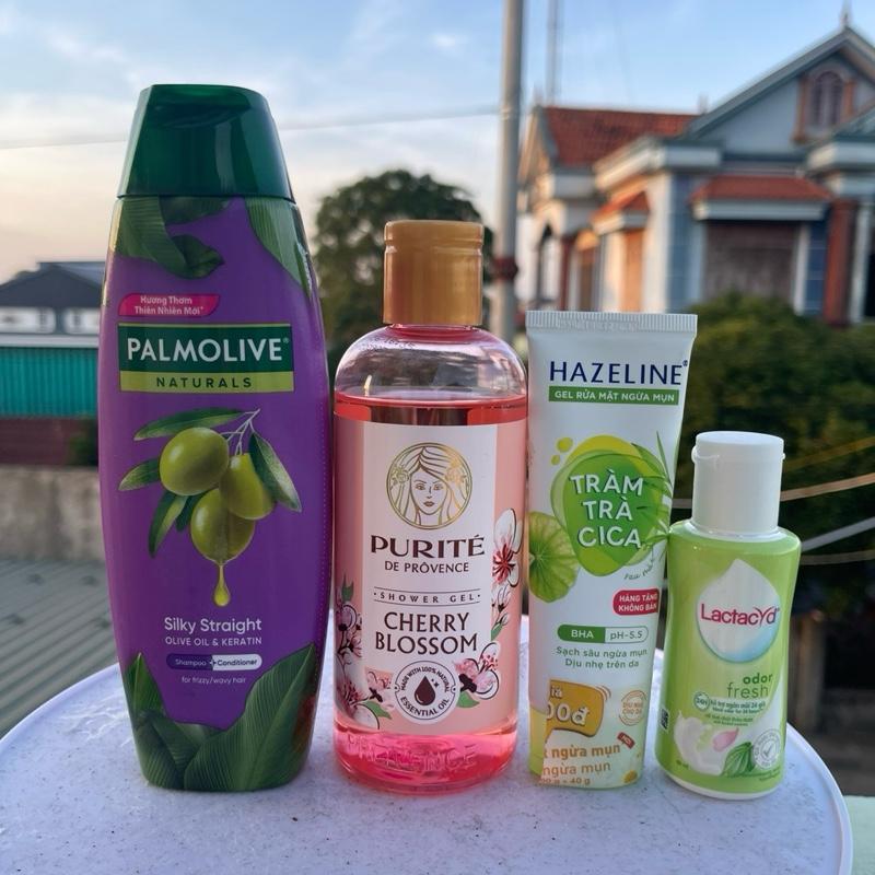  Combo 4 món gồm 1 chai dầu gội Palmolive tím 180g+ 1 chai sữa tắm Purite 250ml+ 1 sữa rửa mặt Hazeline 40g+ 1 dung dịch vệ sinh Lactacyd 60ml bạc hà 