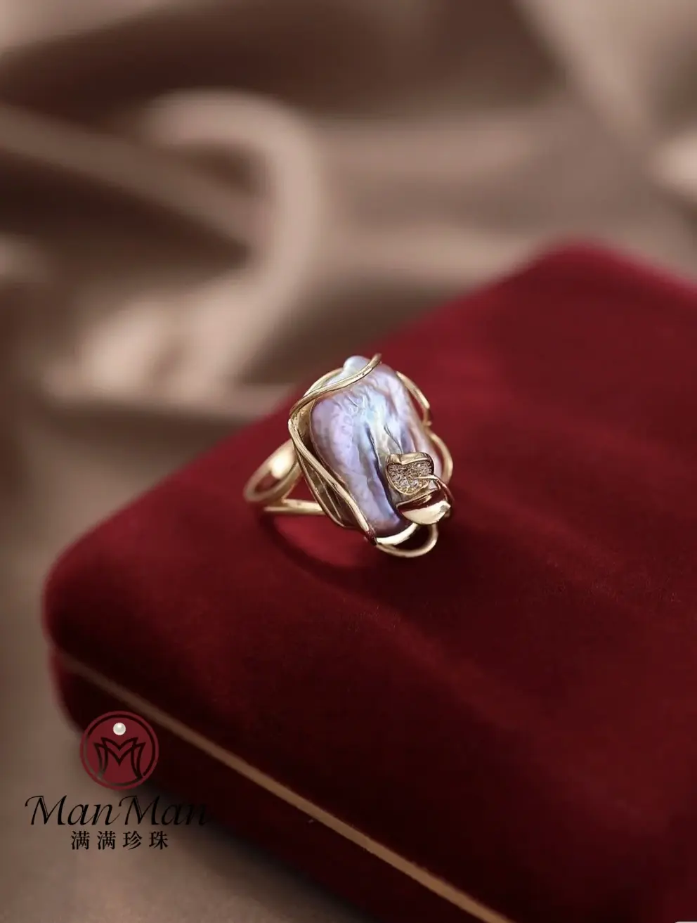 Purple baroque pearl ring. The size of the pearl is 1.7 cm in length, 2 cm in width and 1 cm in height.  J1795001