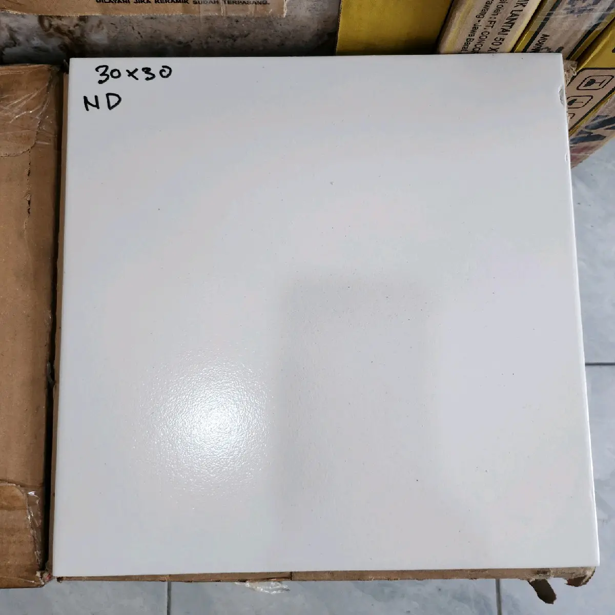 Keramik Lantai // Putih Polos // Accura // 40x40 cm // 30x30 cm