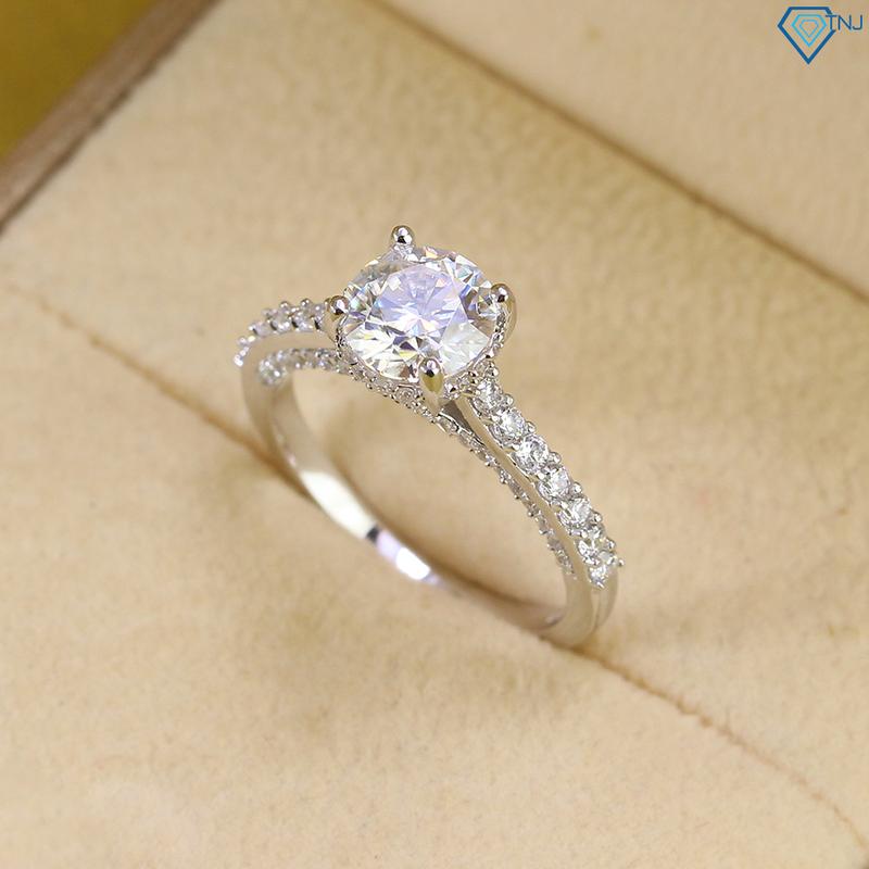Nhẫn cầu hôn nữ kim cương Moissanite 7mm xi bạch kim sang trọng, khắc tên…