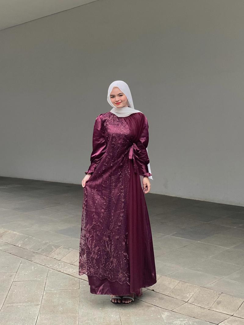 Product Introduction of Gamis brokat 2025 model baru Kinar Dress Kondangan Terbaru Bahan Silk Kombinasi Tile Gamis Brukat Pesta Terbaru Warna Burgundy Ukuran S M L XL XXL XXXL Gaun Mewah Wanita Dewasa Lebaran Muslim 2