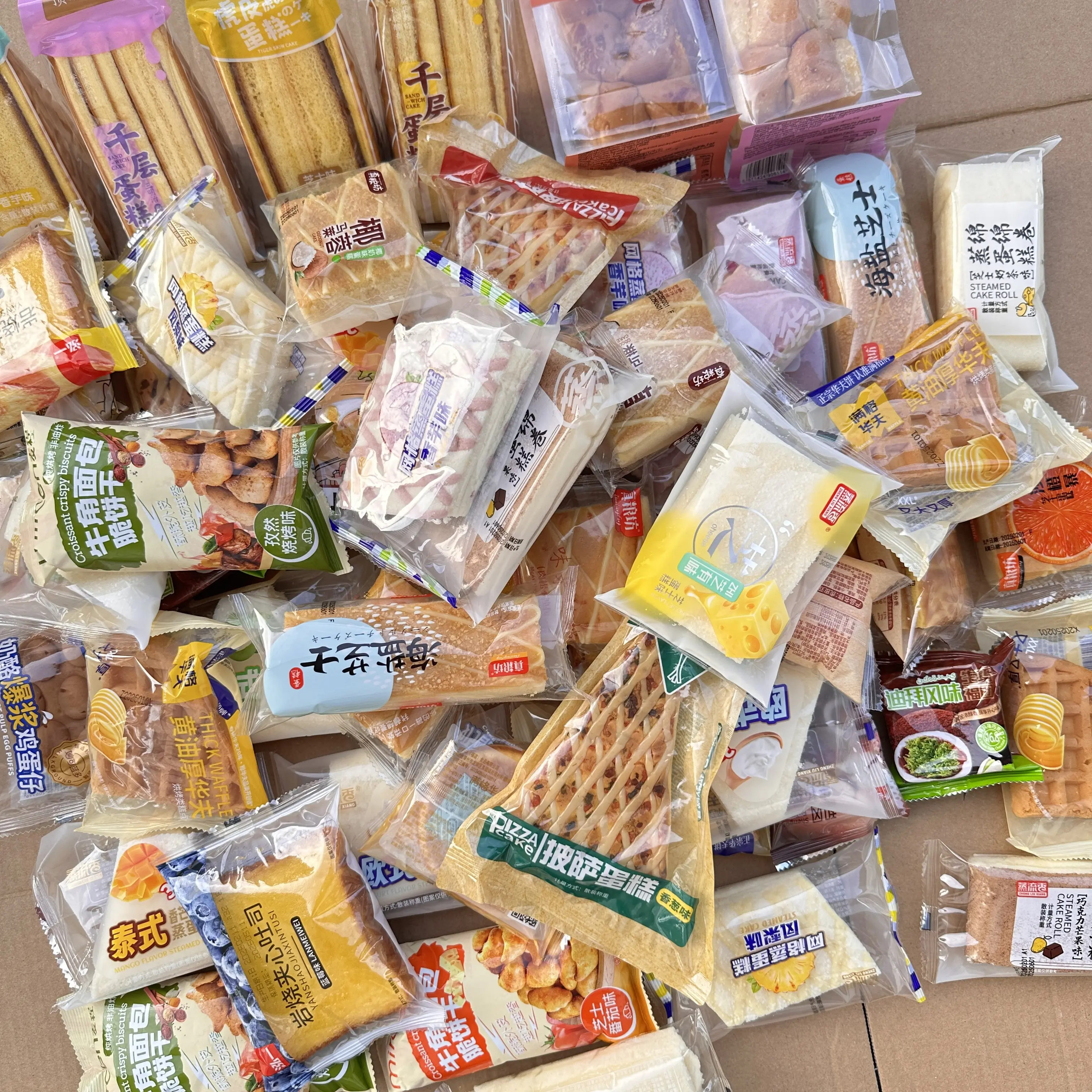 Bánh mix Thùng2kg (cả thùng)30-33cái !ngày in trên bánh là ngày sản xuất, hạn dùng từ 3-6 tháng! Food Thức Ăn  Snack Mặn Ngọt Chua Bông Trứng Muối Phô Mai Snack