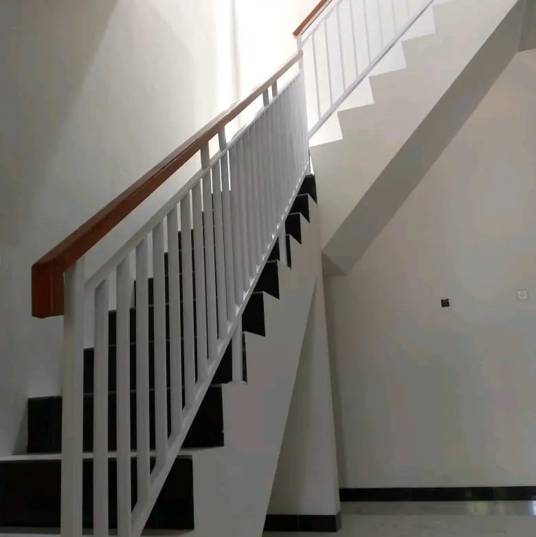 Railing Tangga Pegangan Kayu Kamper.    . 3