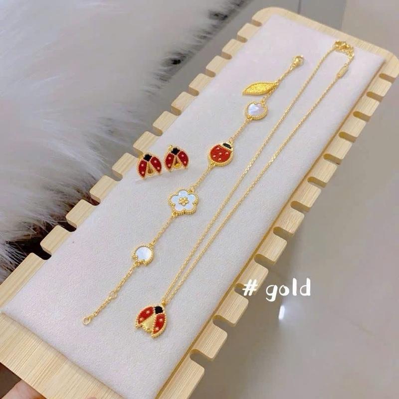 Bộ trang sức bọ hoa lá có tách lẻ titan không đen không gỉ bền màu đụng nước được