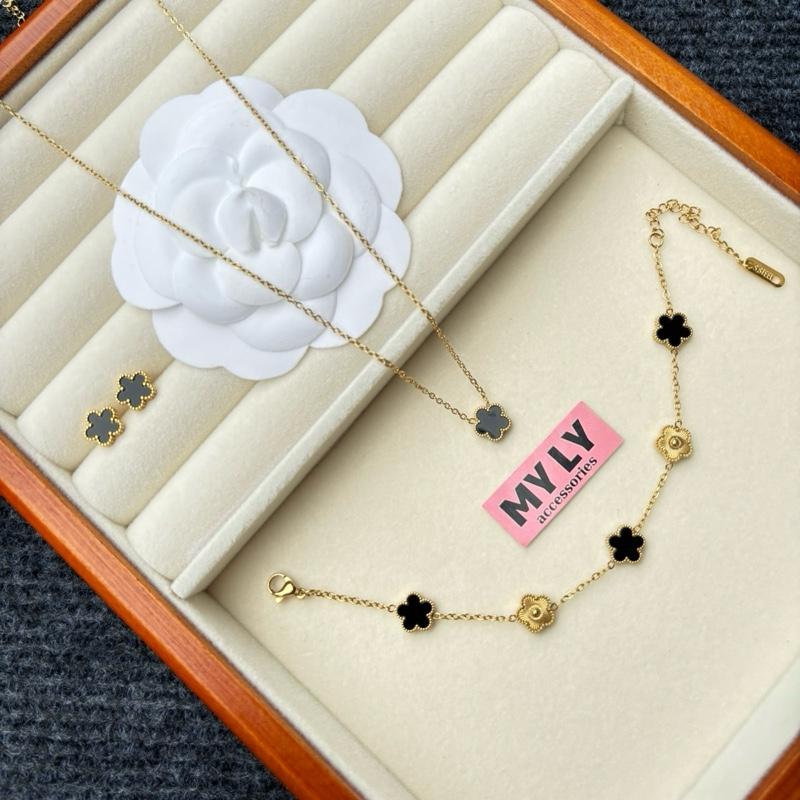 Deal mở bán Set trang sức hoa 5 cánh lắc tay mix phay size 8mm titan không gỉ mạ vàng 18k Set gồm 3 món trangsuc