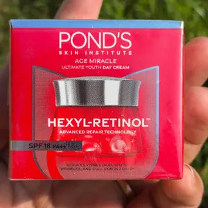 Pond's Age Miracle Day Cream 20G - Krim Wajah Anti Penuaan & Kilau dengan Retinol & SPF18 untuk Perawatan Sehari-hari - Facial
