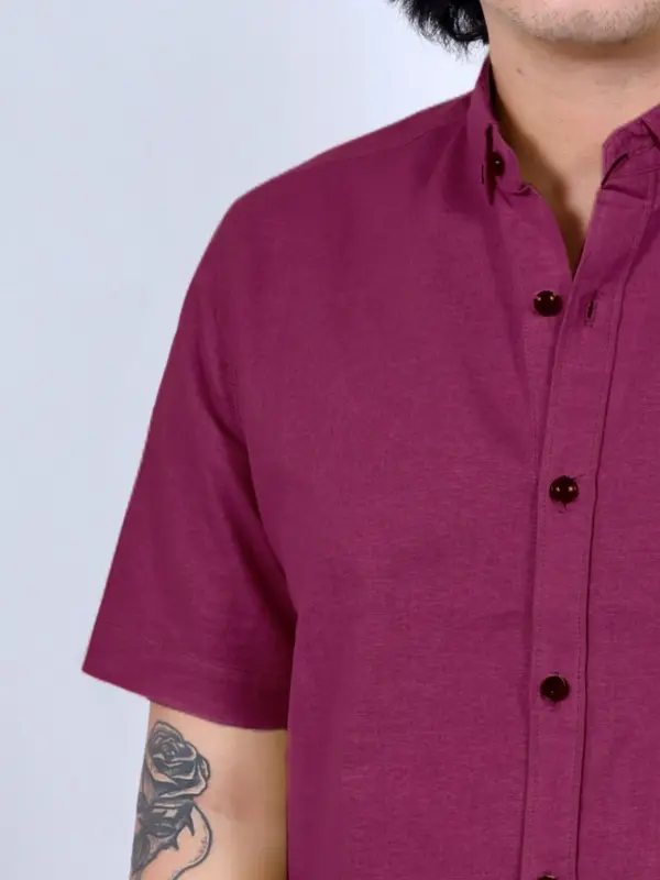 Kemeja Polos Basic Pria Lengan Pendek Warna Burgundy 1