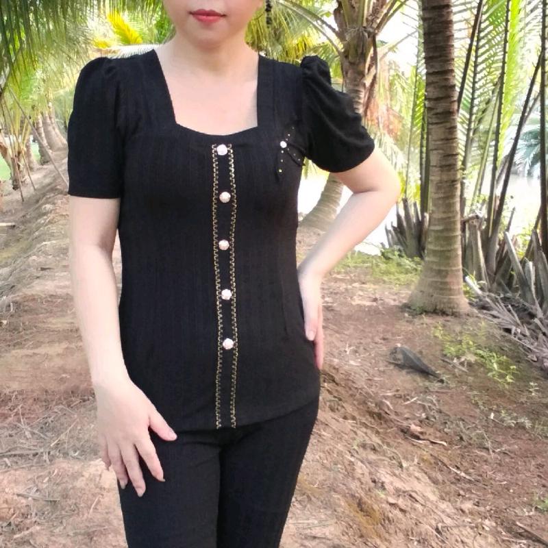 Bộ đồ dài quần ống loe thung tâm mè Voi, chất liệu vải thung tâm mè co giãn thoải mái, áo có tay phong co vuông và trang trí ren cổ