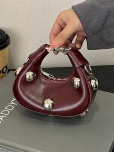 Bolso elegante para mujer con adornos de remaches, bolso de hombro de color sólido a la moda para uso diario, casual, moderno y versátil, bolso de alta calidad para el día a día y los desplazamientos.