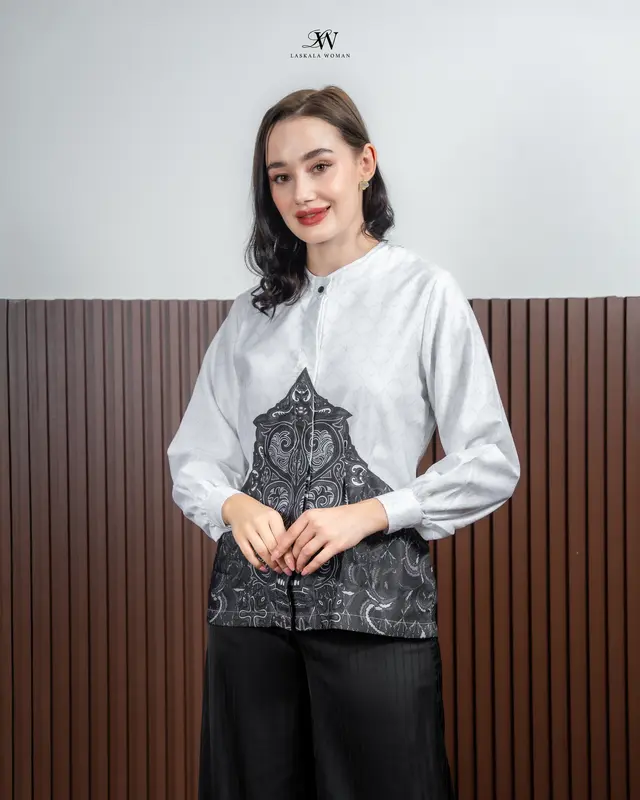 Laskala Woman Rafa Blouse Batik Putih Lengan Panjang 2