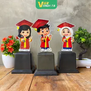VierShopta Piala Wisuda akrilik Hijab Merah Piala Karakter Almamater Merah Piala Lomba Piala Kelulusan Hadiah Kado Wisuda
