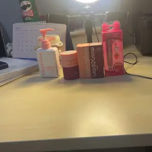 【Free Gift】Glad2Glow 5IN1 GLASS SKIN SET -Brightening Moisturizer+Niacinamide Cleanser+Brightening Serum+Peeling serum+Retinol moisturizer+Free Gift For Micellar Water+ skincare memutihkan dan glowing scinker memutihkan wajah skincare