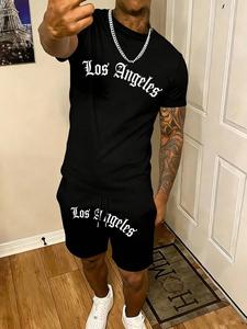 TikTokで話題のメンズカジュアルセット：ロサンゼルスグラフィックプリント半袖Tシャツと巾着型ショートパンツ。快適な通気性のストリート風、日常使い・ワークアウト・ストリートスタイルに最適。ゴシック英字プリントブラックのトレーニングウェア。