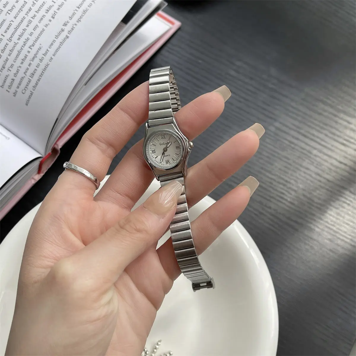 Sku0190 Retro Silver Women Fashion Round‎ Watch Stainless steel + gift bag Vintage Minimalist Women Watch Round Face Silver Tone  main image 3