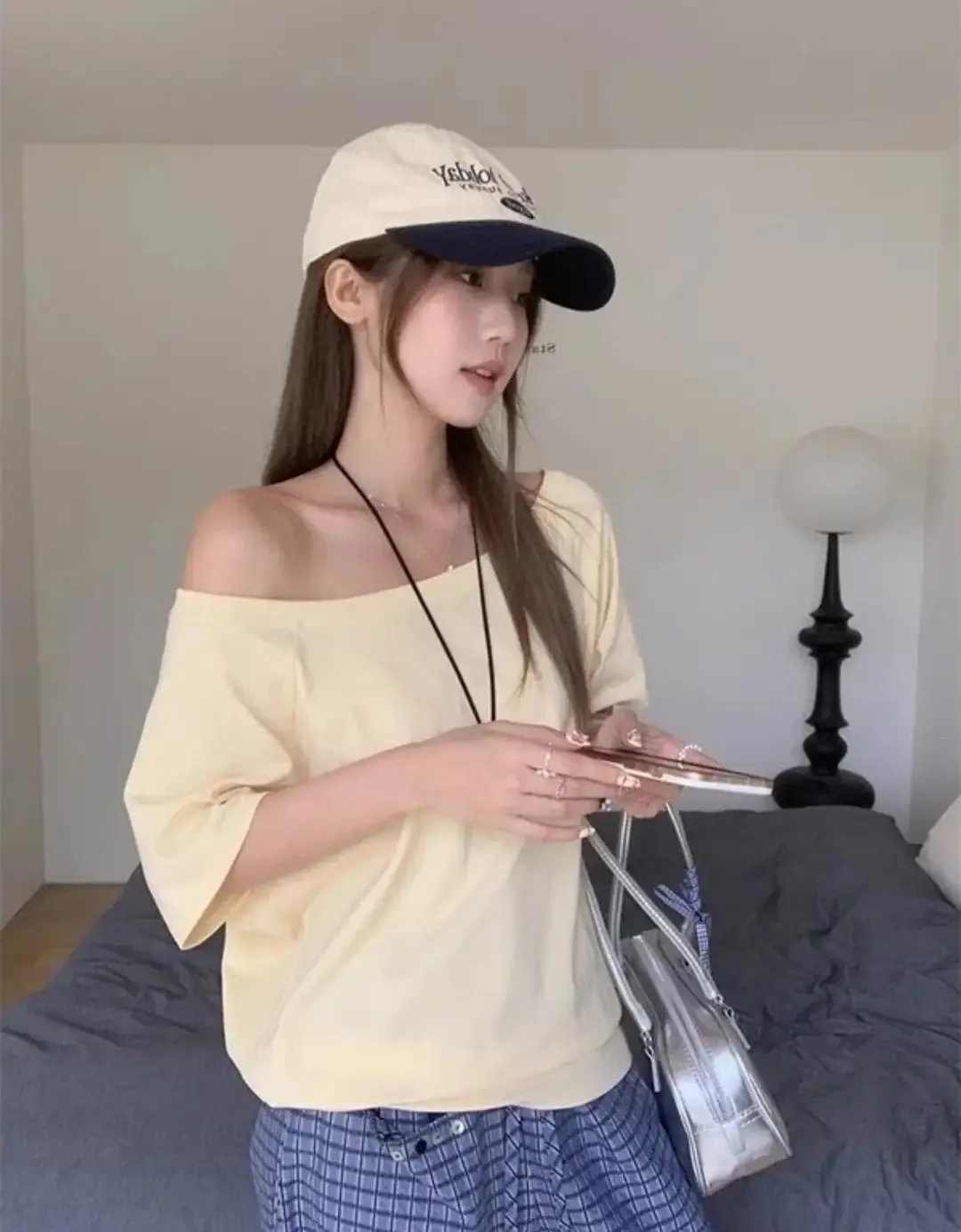 D. Short sleeved T-shirt solid color simple sloping shoulder one shoulder women's top