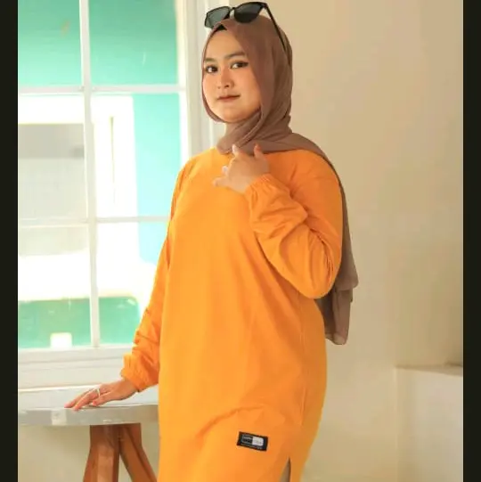 Atasan Kaos Tunik polos  Merah Maroon wanita Dewasa Muslim terbaru lengan panjang tangan serut karet  Kerah oblong variasi belah Samping bahan Kain katun Combed 24s  Nyaman Tebal premium import Hitam Basic Atasan Tunik 2