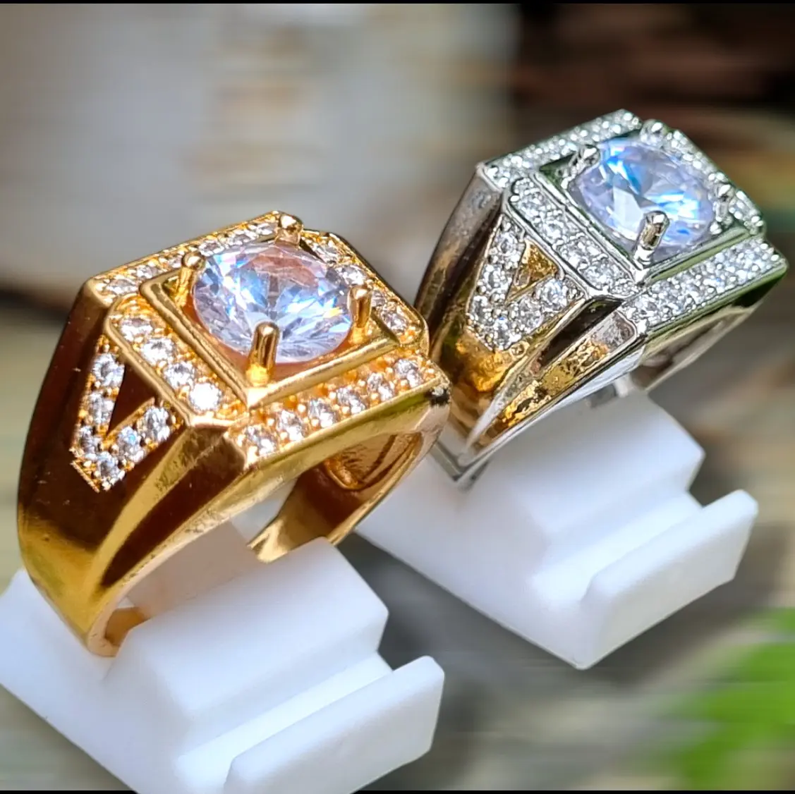 Cincin pria di hiasi b3rli4n putih