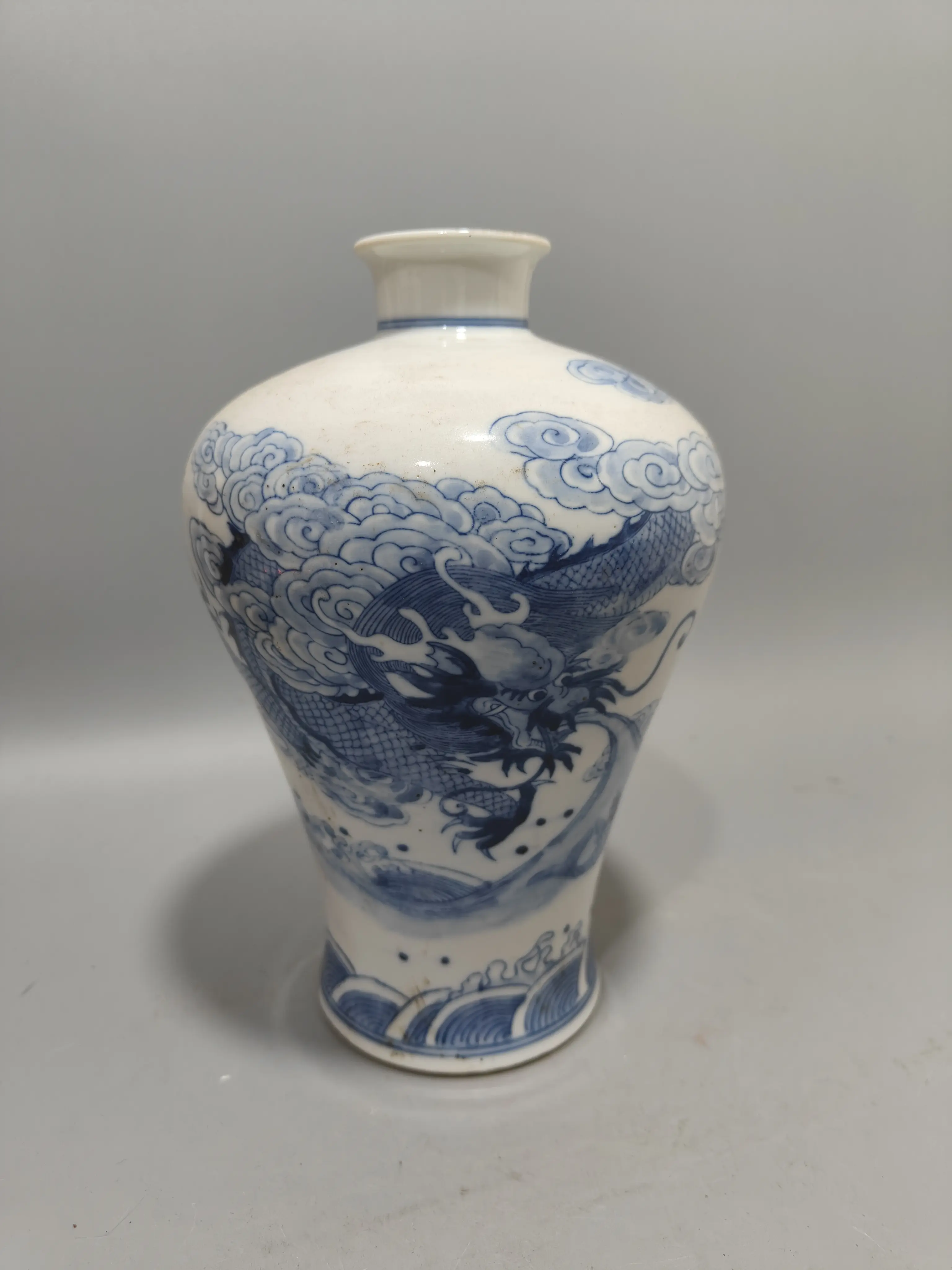 Folk collection of Qing Dynasty Kangxi blue and white dragon porcelain plum vase.