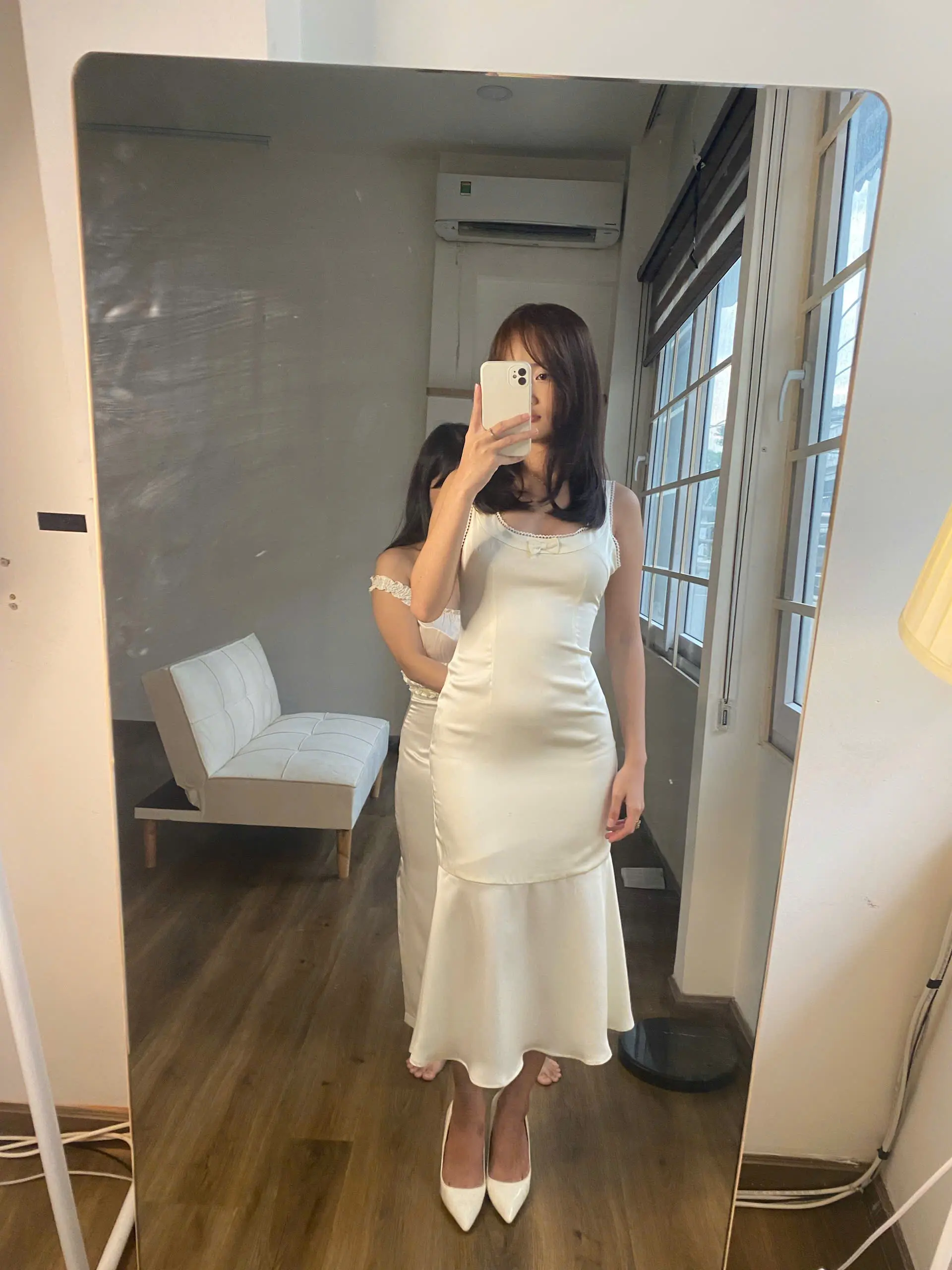 LUMI IVORY - Đầm lụa lãnh phối ren khoét lưng cổ vuông form dáng đuôi cá | BigBuy360 - bigbuy360.vn