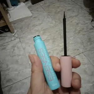 ESENSES Stay On Eyeliner Longlasting Waterproof 3,8ml | Waterproof,Longlasting dan ujung kuas yang tipis