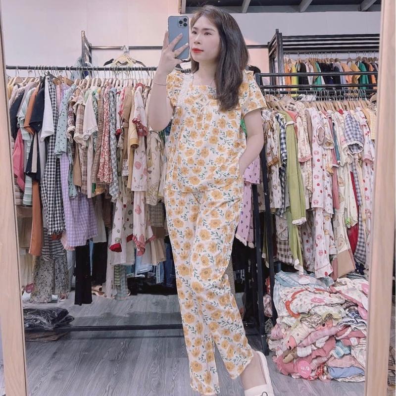 Bộ đồ ngủ áo có tay quần dài cổ vuông đính 2 nơ phối ren hoạ tiết Hoa chất đũi mề
