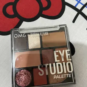 OMG OH MY GLAM Eye Studio Palette - 9 Shades Eyeshadow Palette High Pigment And Smooth Powder Long Lasting - Easy to Blend - Glitter, Highlighter, Contour Make Up - Warna Lengkap Nude, Coklat,Pink
