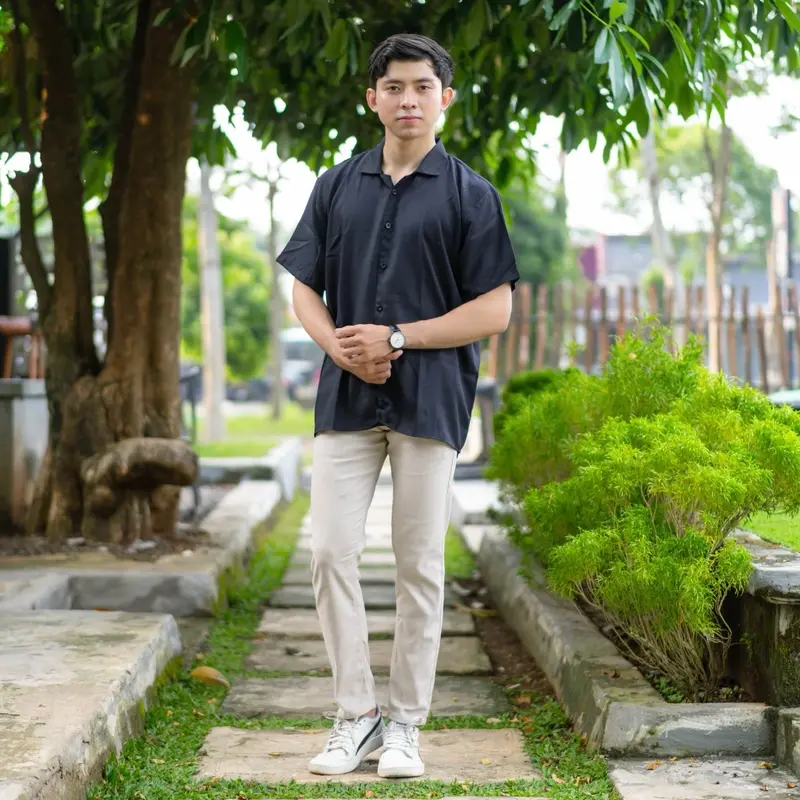 Matrix.id - Kemeja Pria Cassual Terbaru Hem Pria Populer Atasan Pria Kekinian Lengan Pendek Kerah V neck Bahan shakila Premium kemeja  viral Baju Lembut Panjang Casual 5