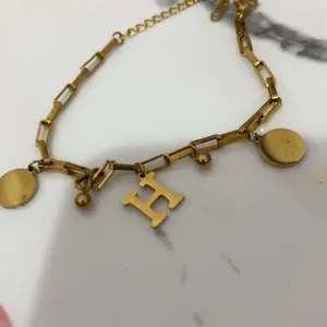 Gelang Huruf Kepala Wanita Hip Hop Aksesori Fashion Emas Gelang Lapis Emas Baja Tahan Karat