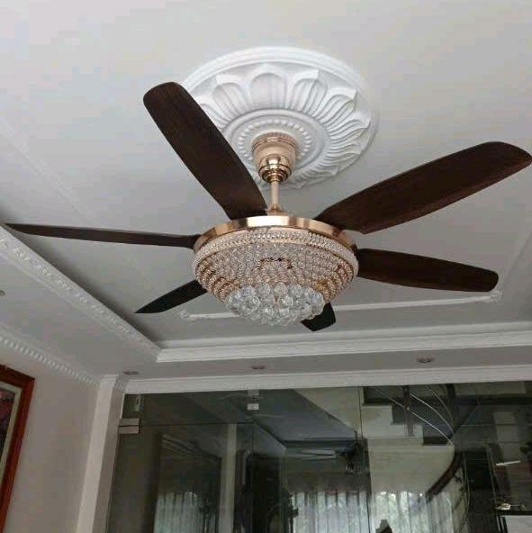    689 hàng loại 1 lõi đồng   quạt trần đèn chùm pha lê  6 cánh hiện đại ,có 3 chế độ ánh sáng đổi màu,khiển từ xa 6 tốc độ gió có chế độ ngược chiều  hút ẩm,sang trong mọi không gian 