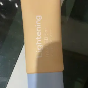 WARDAH BB Tint Lightening Fresh BB Tint 30ml - Base Makeup Super Ringan yang Diformulasikan dengan SPF 32 PA+++ dan Serum Niacinamide Untuk Hasil Makeup Flawless dan Cerah - Foundation - Makeup